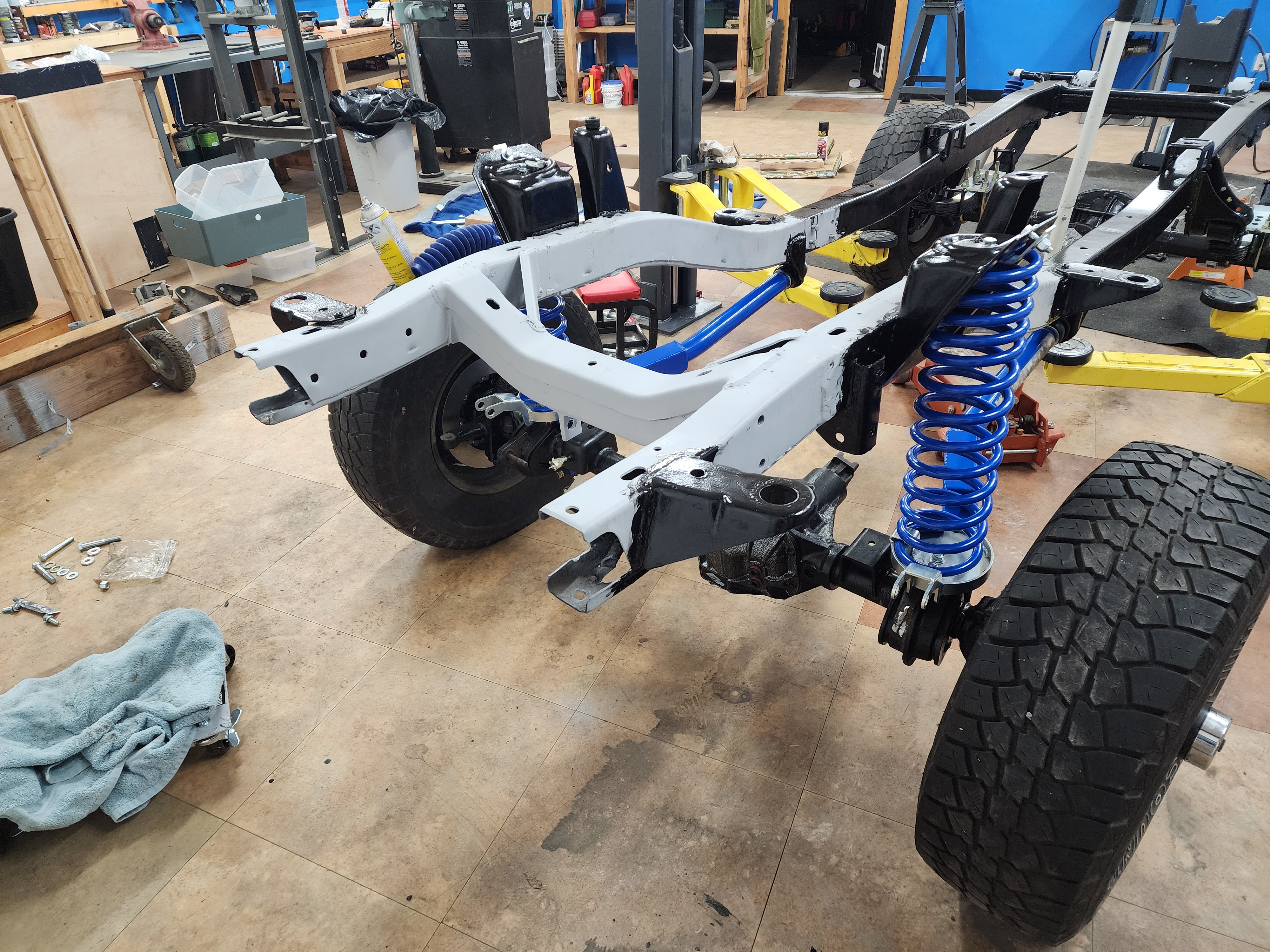 Assembled front suspension, left cheek