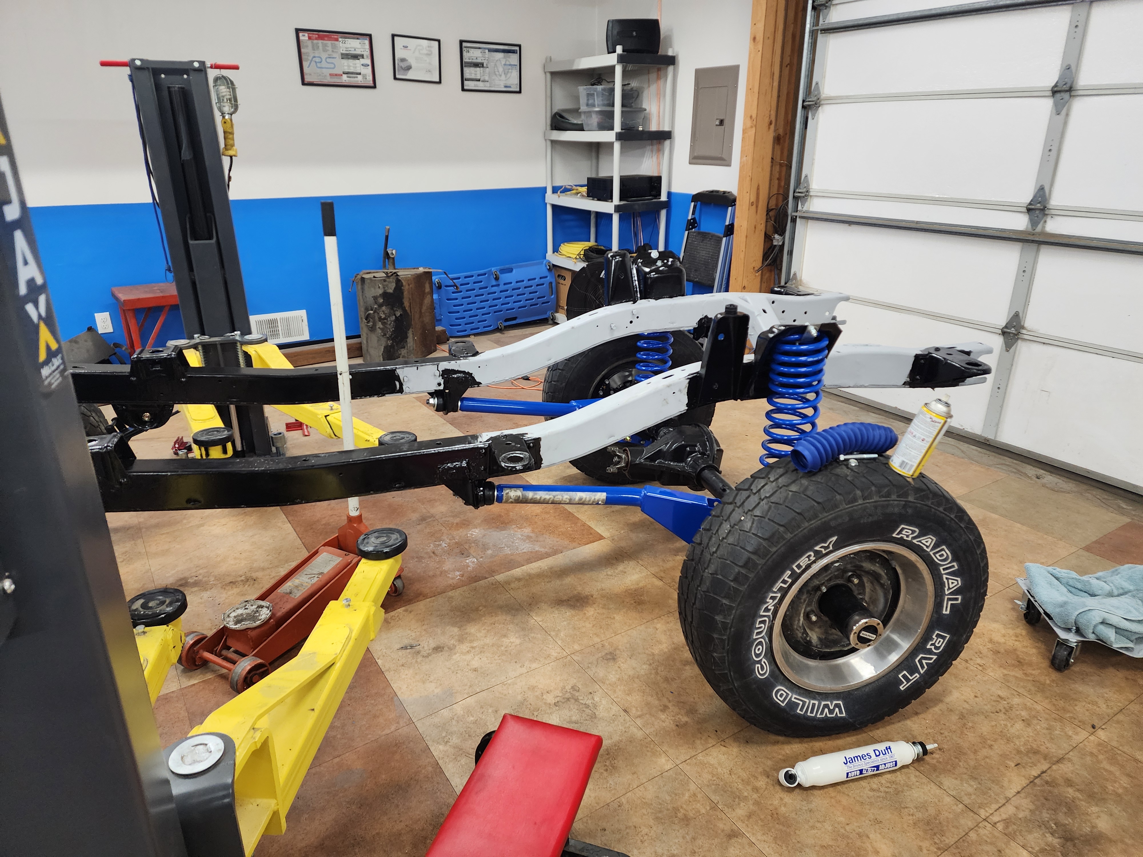 Assembled front suspension, right cheek