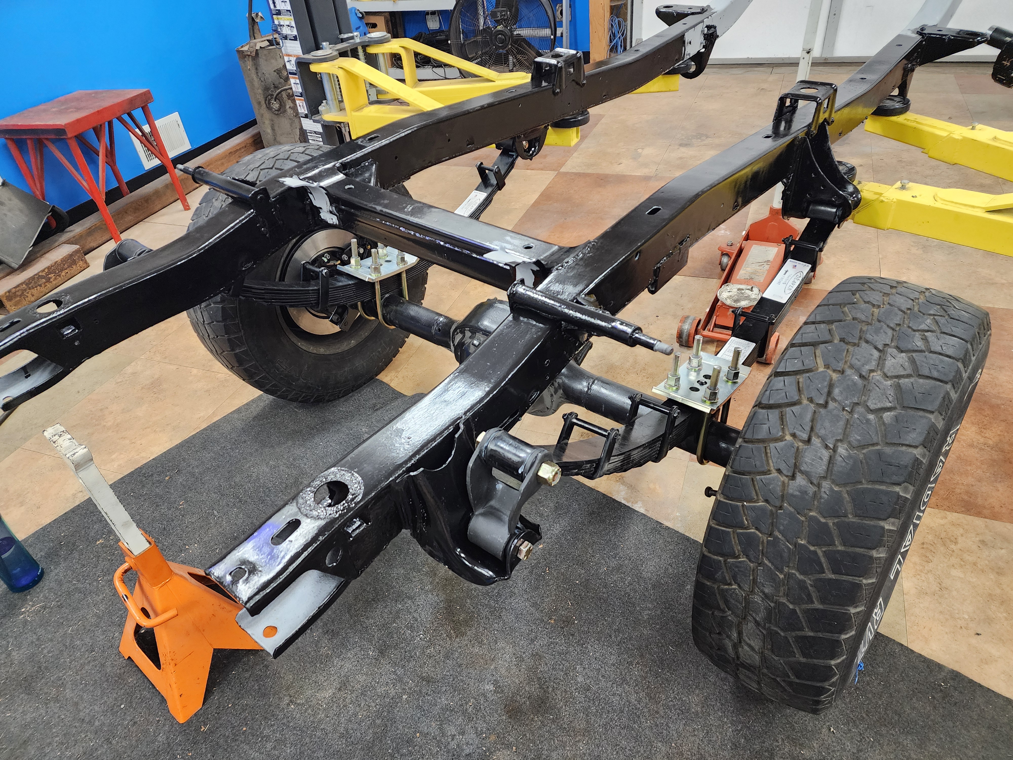 Assembled rear suspension, right hip