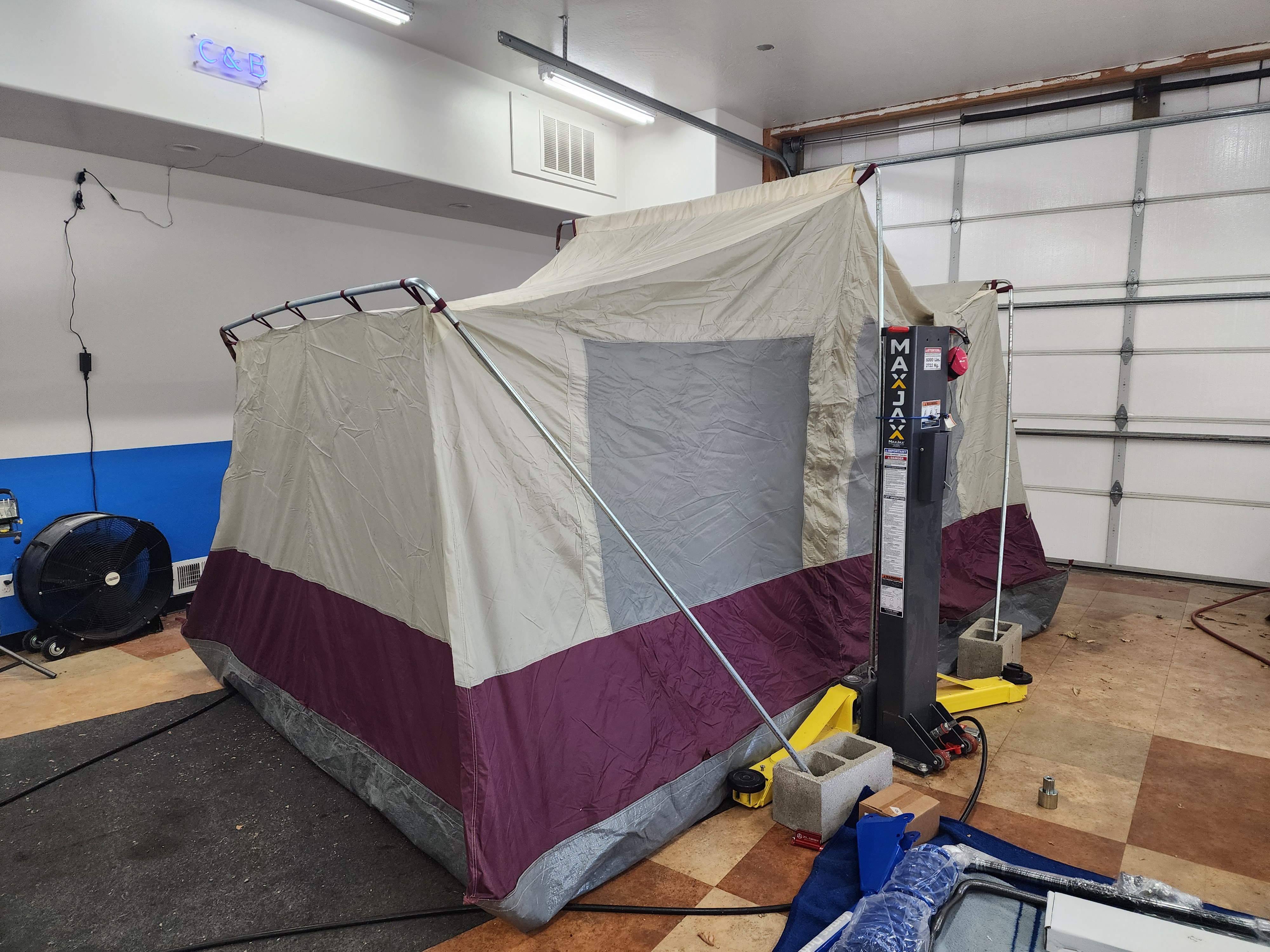 One indoor sandblasting studio, coming right up